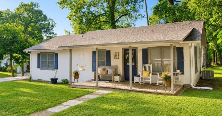 Photo 1 of 18 — 211 E Yell Street, Livingston, TX 77351