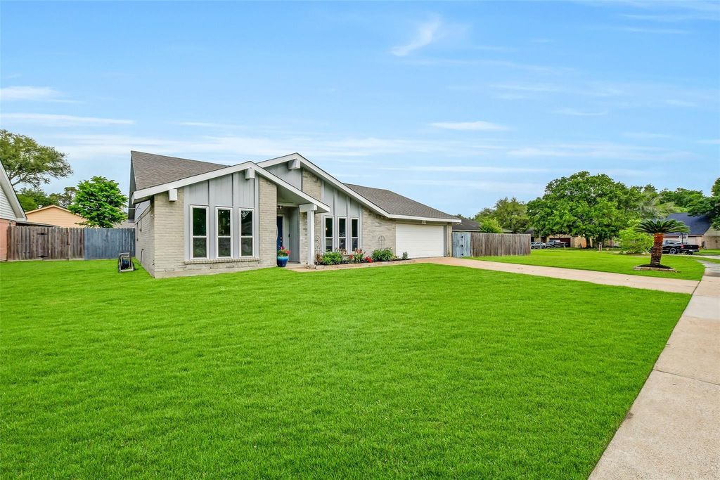 Photo of 217 Old Oaks Street, League City, TX 77573 (MLS # 12567173)