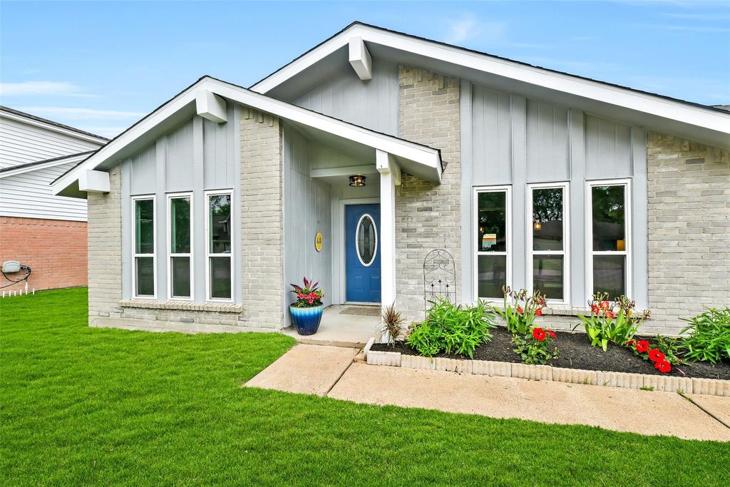 Photo of 217 Old Oaks Street, League City, TX 77573 (MLS # 12567173)