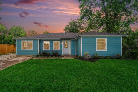 Photo of 308 Greenbriar Drive, Baytown, TX 77520 (MLS # 96874335) Photo of 308 Greenbriar Drive, Baytown, TX 77520 (MLS # 96874335)