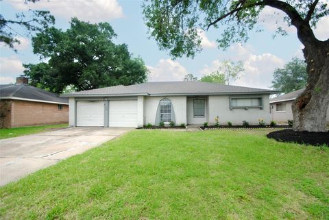 Photo of 6706 Castleview Lane, Houston, TX 77489 (MLS # 32476184)