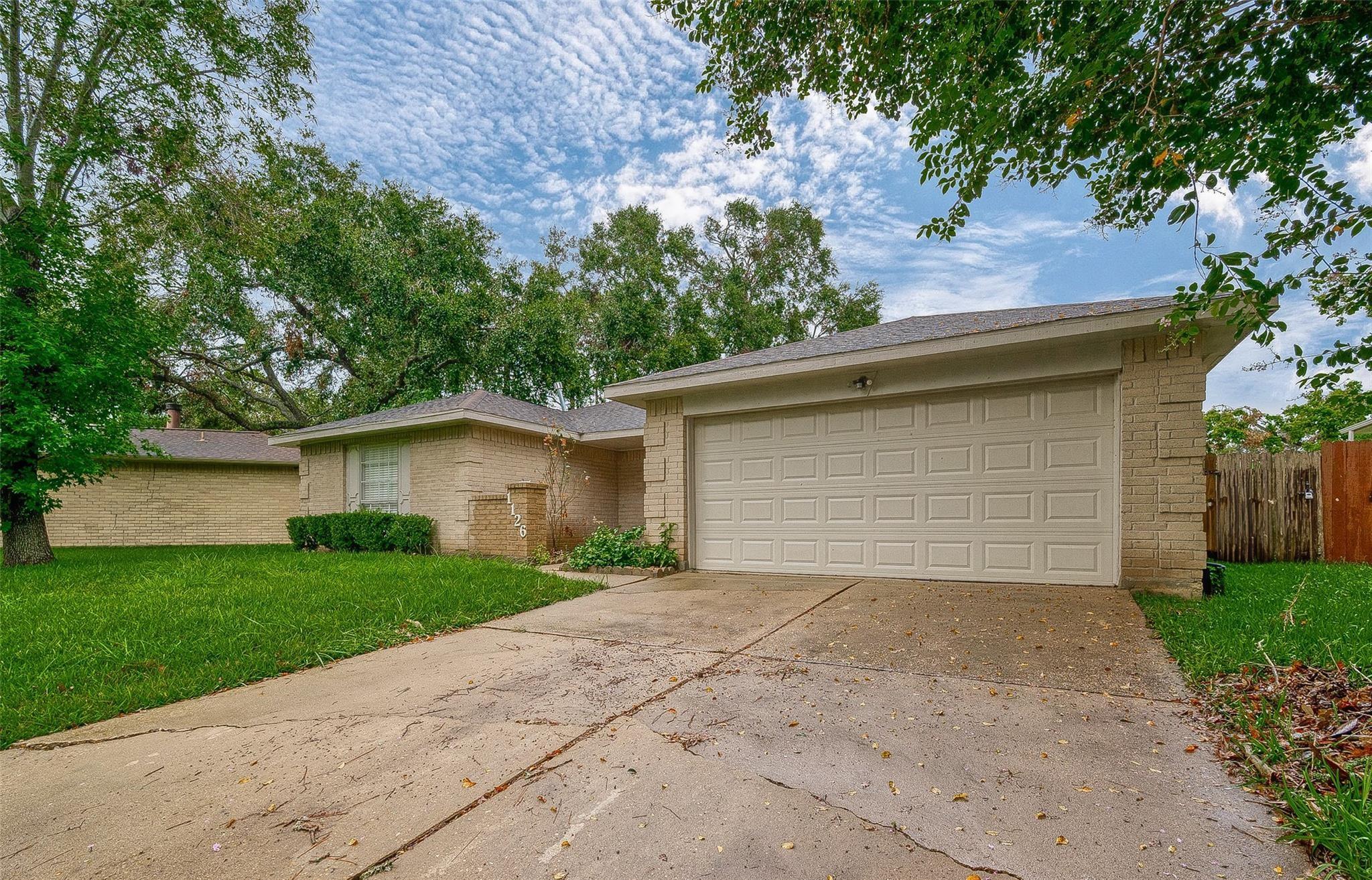 1126 W Belgravia Drive