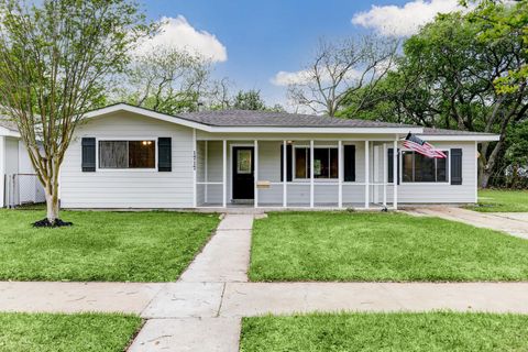 Photo of 1717 11th Street N, Texas City, TX 77590 (MLS # 52178767)