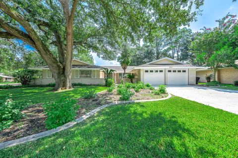 Photo of 1616 Redway Lane, Houston, TX 77062 (MLS # 27220246)