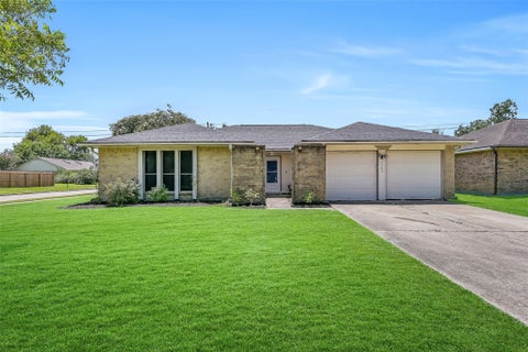 Photo of 2503 Bisontine Street, Friendswood, TX 77546 (MLS # 61519351)