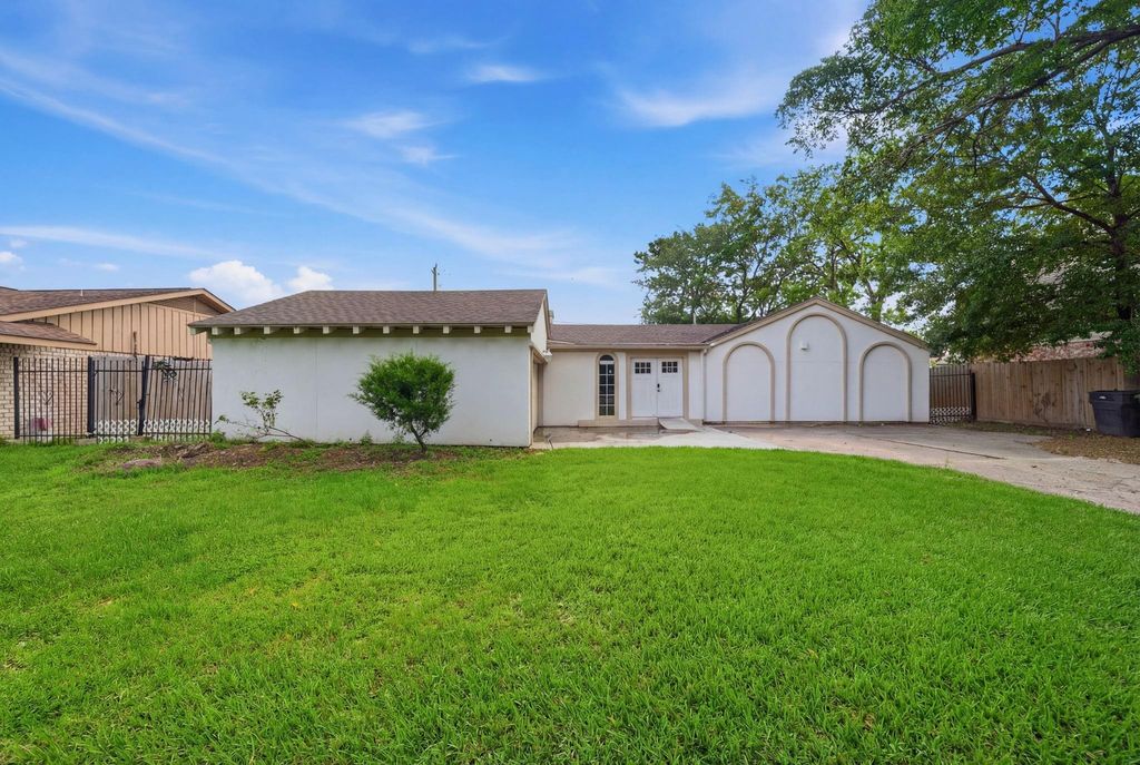 Photo of 7410 Antoine Drive, Houston, TX 77088 (MLS # 31517201)