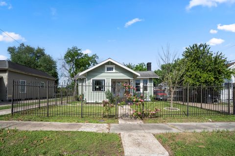 Tiny photo for 2519 Stevens Street, Houston, TX 77026 (MLS # 52471280)