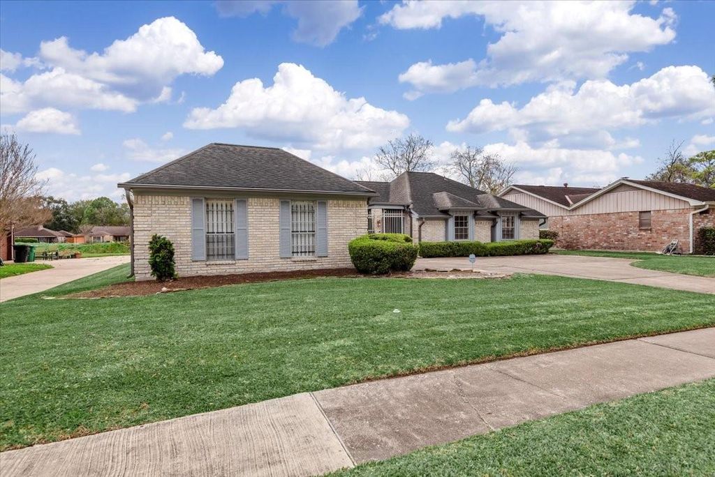 Photo of 5607 Arncliffe Drive, Houston, TX 77088 (MLS # 22217637)