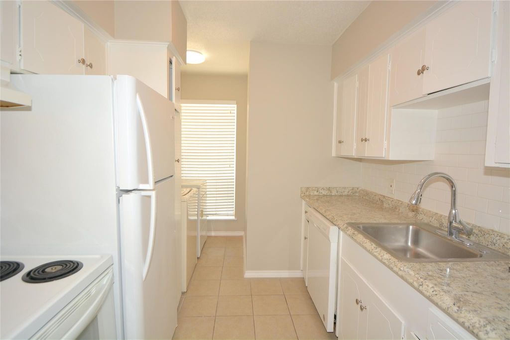 Photo of 2121 Fountain View Drive #18, Houston, TX 77057 (MLS # 28303799)