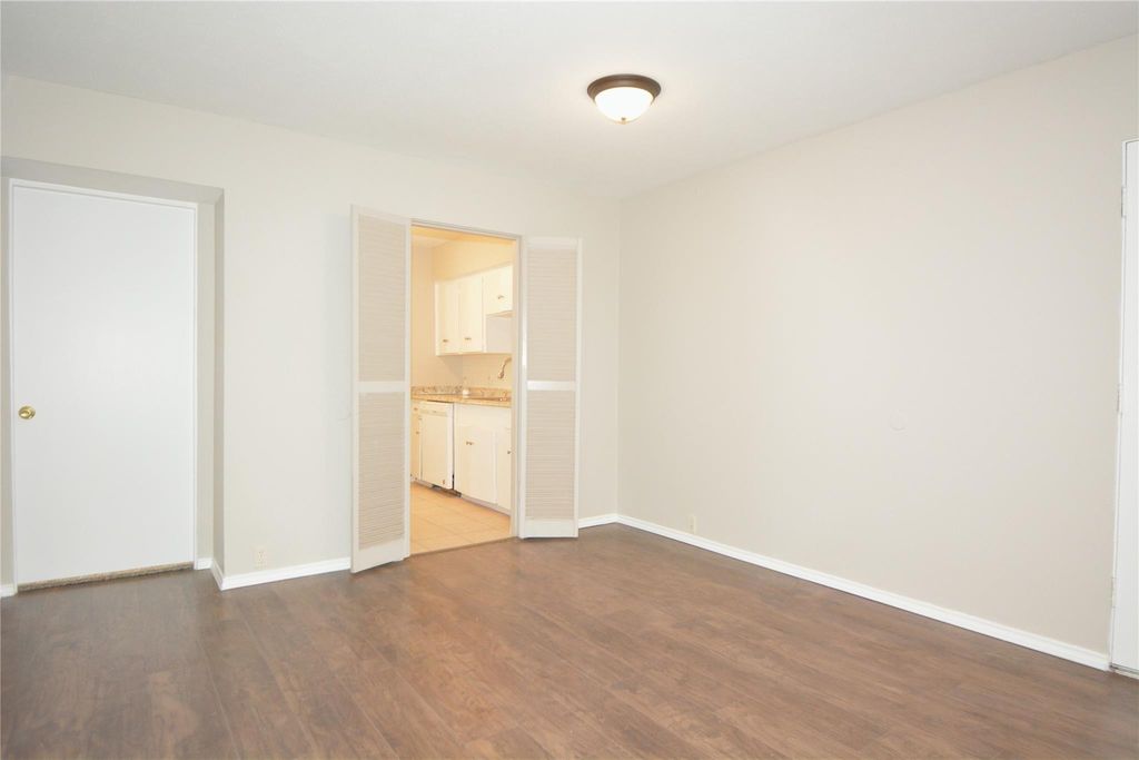 Photo of 2121 Fountain View Drive #18, Houston, TX 77057 (MLS # 28303799)
