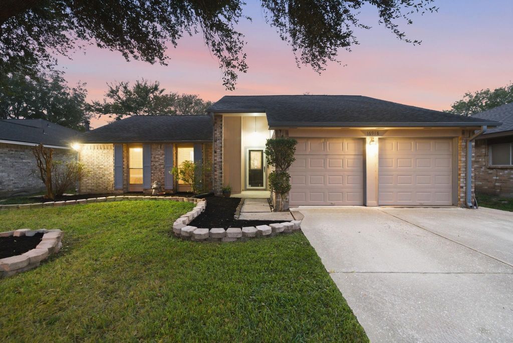 Photo of 16918 Barkentine Lane, Friendswood, TX 77546 (MLS # 76734088)