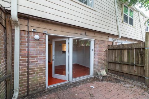 Tiny photo for 5239 Arboles Drive #M, Houston, TX 77035 (MLS # 97826653)