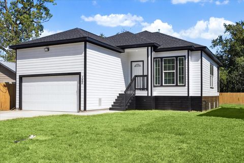 Photo of 122 W Mulberry Avenue, Wharton, TX 77488 (MLS # 86607297)