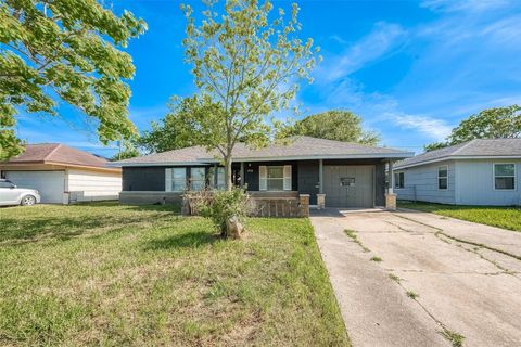 Photo of 715 W 9th Street, Freeport, TX 77541 (MLS # 18942108)