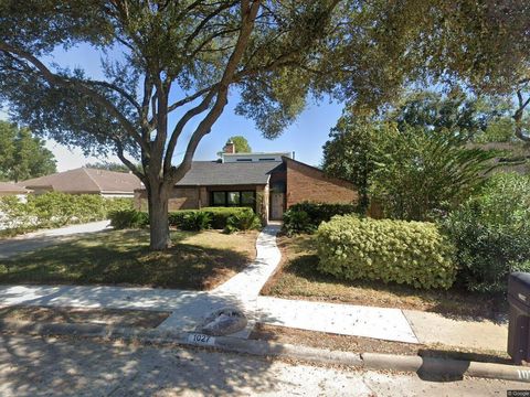 Photo of 1027 Arrow Hill Road, Houston, TX 77077 (MLS # 54075732)