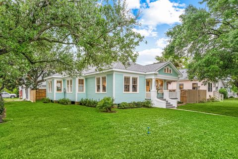 Photo of 4928 Avenue R, Galveston, TX 77551 (MLS # 89557523)
