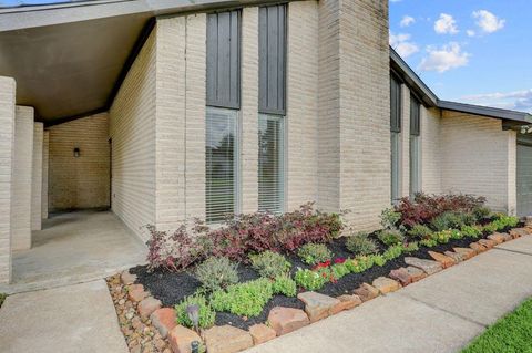 Photo of 8822 Covent Garden Street, Houston, TX 77031 (MLS # 80135819)