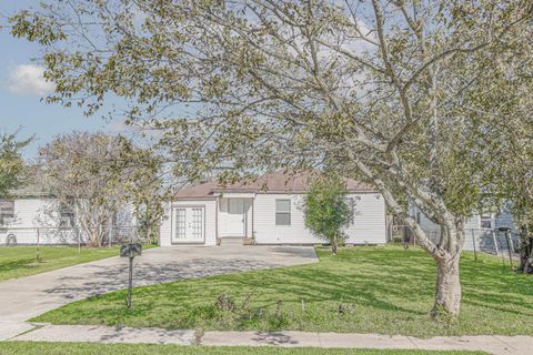Photo of 208 17th Avenue N, Texas City, TX 77590 (MLS # 28402495)