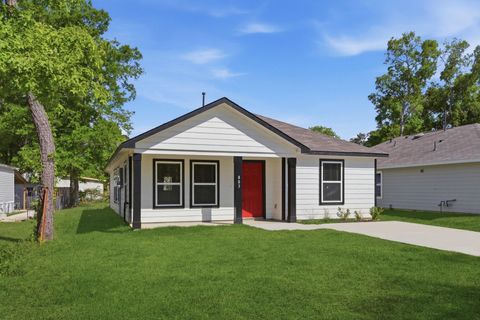 Photo of 803 Jefferson Avenue, Cleveland, TX 77327 (MLS # 67860885)