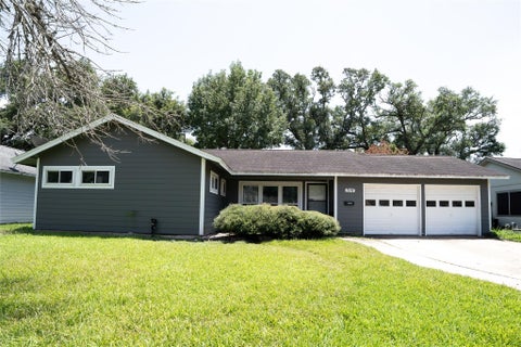 Photo of 316 Carnation Street, Lake Jackson, TX 77566 (MLS # 93009408)