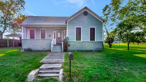 Photo of 204 S Valley Street, Cuero, TX 77954 (MLS # 75379078)