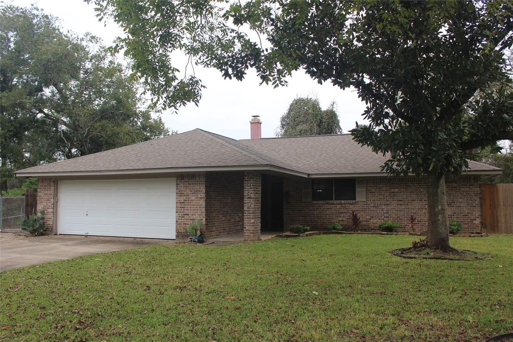 Photo of 265 Wayne Drive, Clute, TX 77531 (MLS # 21113492)