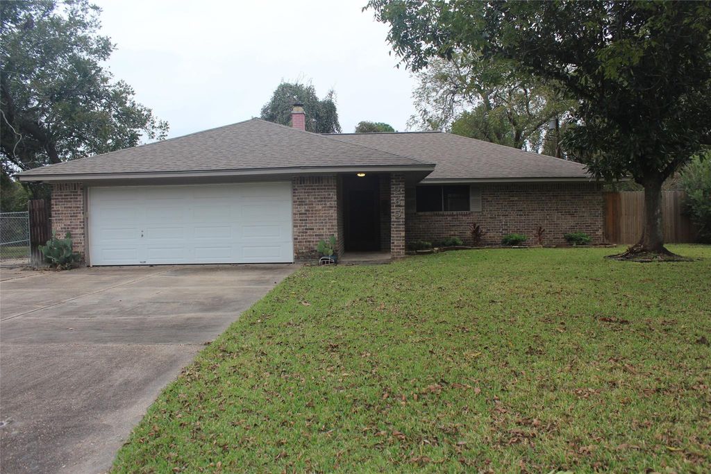 Photo of 265 Wayne Drive, Clute, TX 77531 (MLS # 21113492)