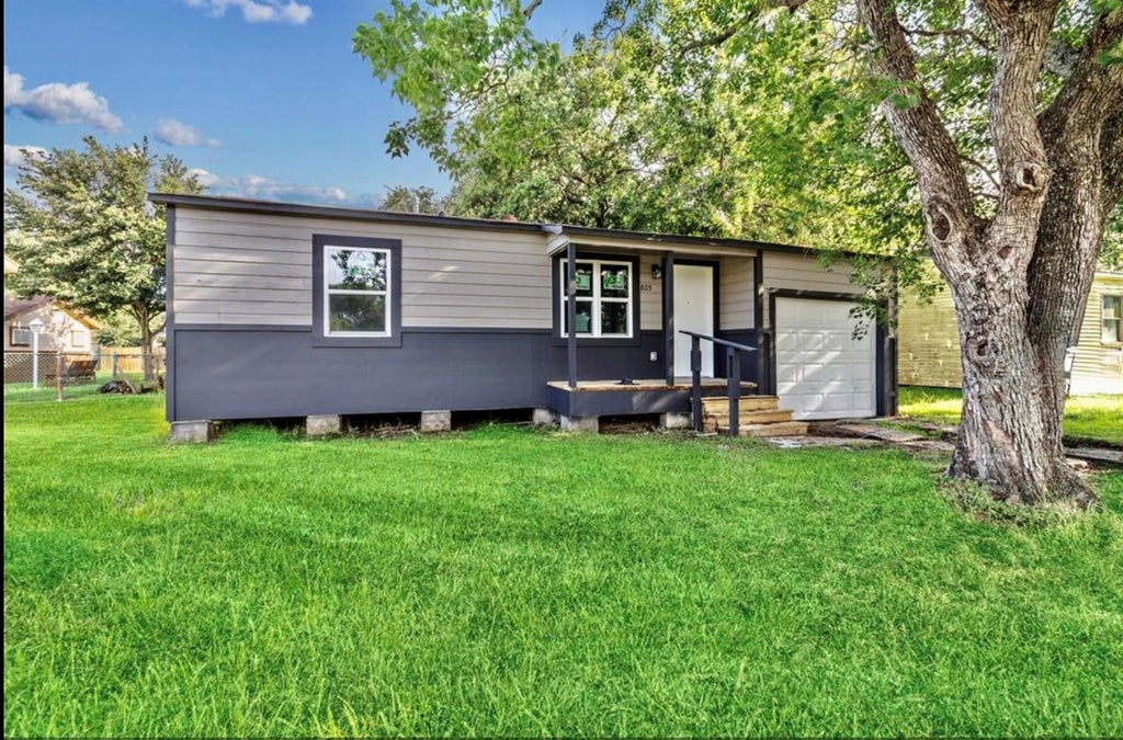 Photo of 805 805 19th Avenue N, Texas City, TX 77590 (MLS # 73398045)