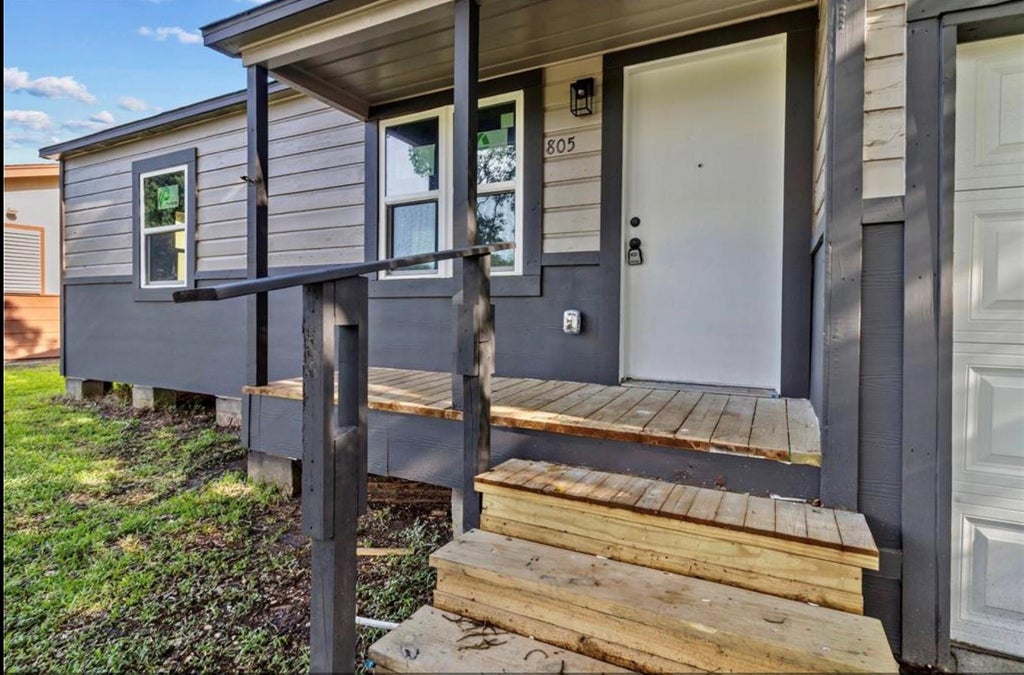 Photo of 805 805 19th Avenue N, Texas City, TX 77590 (MLS # 73398045)