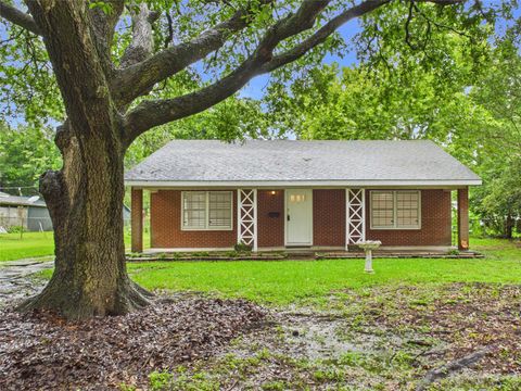 Photo of 2610 S Crockett Street, La Marque, TX 77568 (MLS # 6403116)