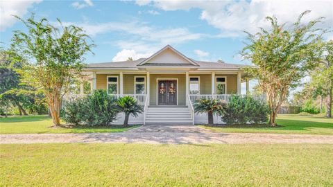 Photo of 108 Buffalo Trail, Lake Jackson, TX 77566 (MLS # 98200385)