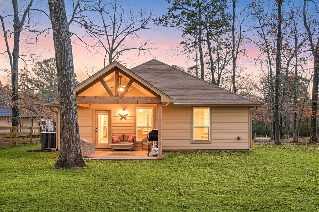 Photo of 91 Hillsborough Drive, Huntsville, TX 77340 (MLS # 25752014)