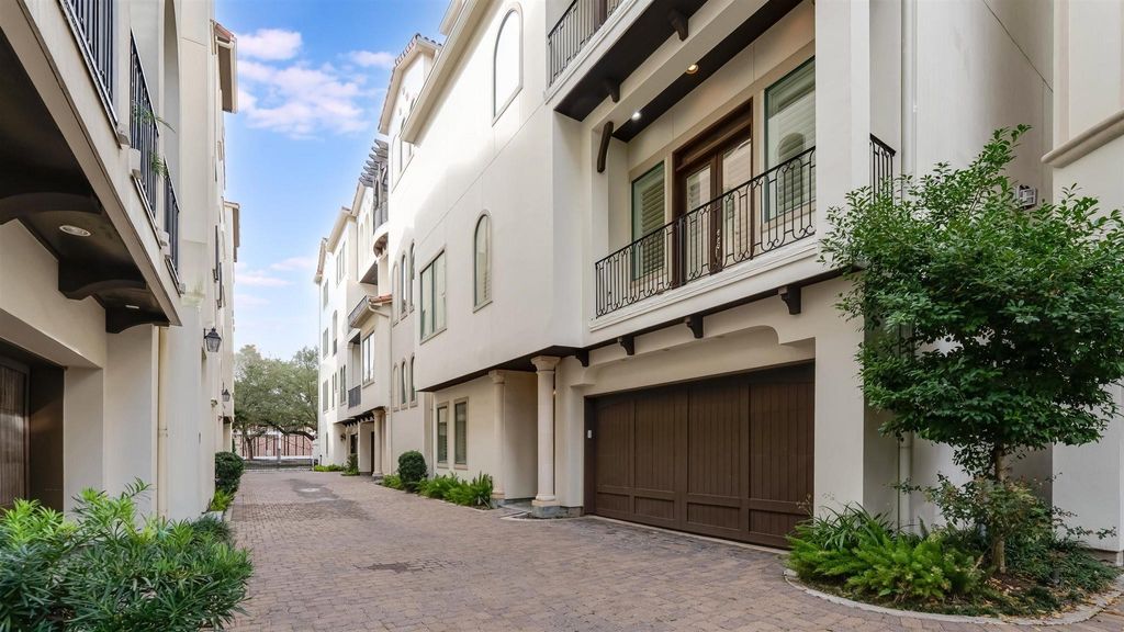 Photo of 1700 Sunset Boulevard #E, Houston, TX 77005 (MLS # 10392861)