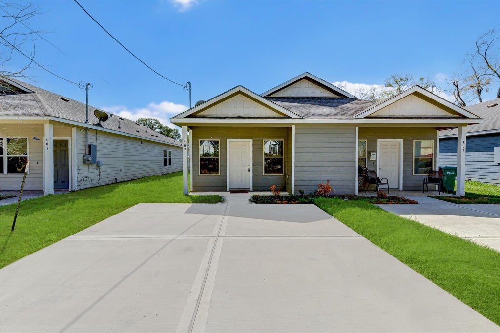 Photo of 407 E Avenue G, Conroe, TX 77301 (MLS # 69066934)