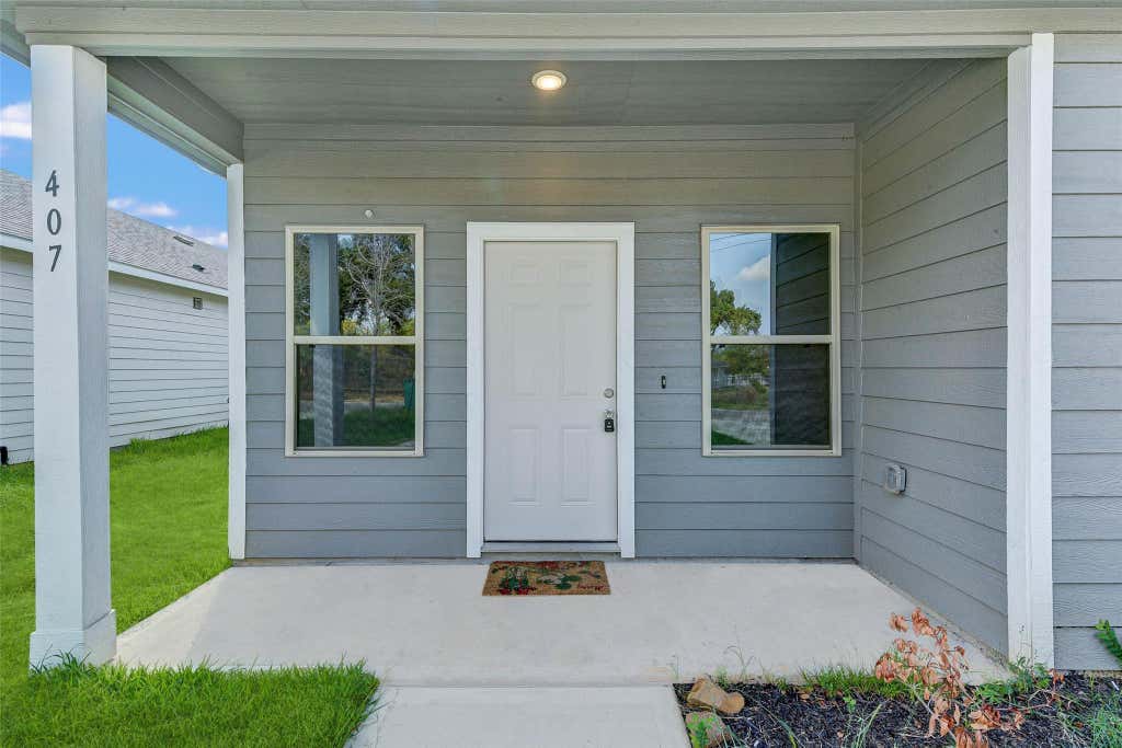 Photo of 407 E Avenue G, Conroe, TX 77301 (MLS # 69066934)