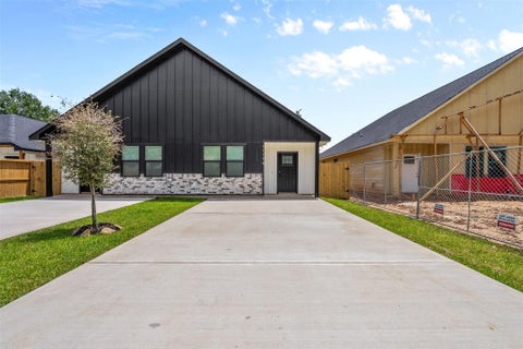 Photo of 9110 Everglade Dr #B, Houston, TX 77078 (MLS # 46996475)