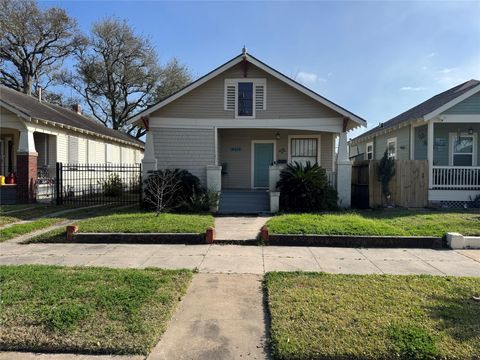 Photo of 4419 Avenue Q 1/2, Galveston, TX 77550 (MLS # 73730476)
