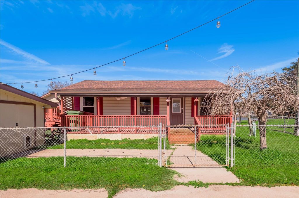 Photo of 53 Lake View Drive, Huntsville, TX 77320 (MLS # 32562562)