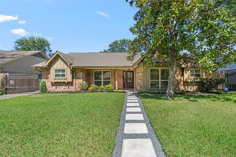 Photo of 5834 Braesheather Drive, Houston, TX 77096 (MLS # 44311754)