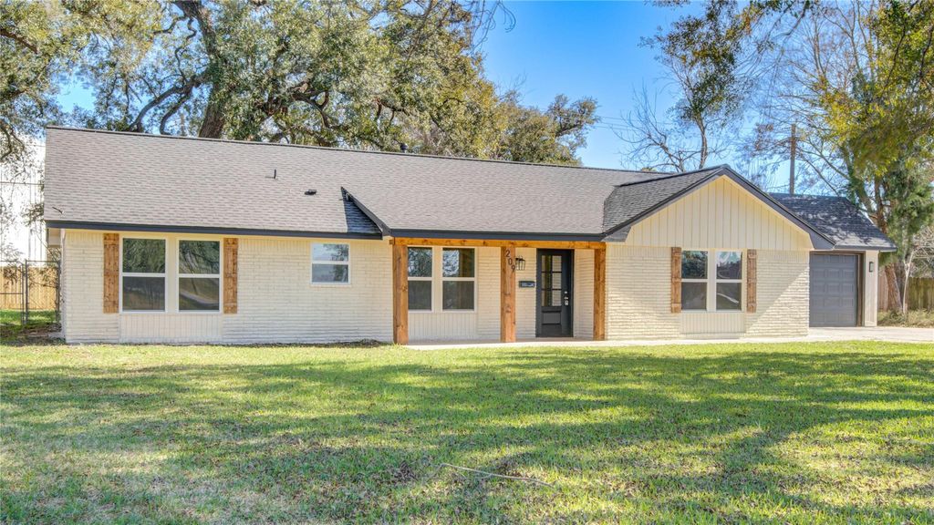 Photo of 209 N Lazy Lane, Clute, TX 77531 (MLS # 60859893)