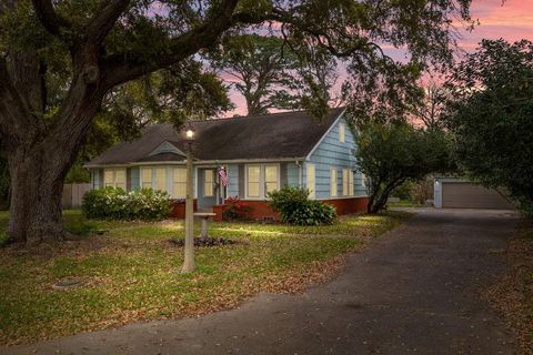 Photo of 1514 Laurel Street, La Marque, TX 77568 (MLS # 76488610)