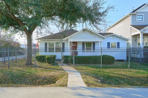 Photo of 726 E 26th Street, Houston, TX 77009 (MLS # 60108633)