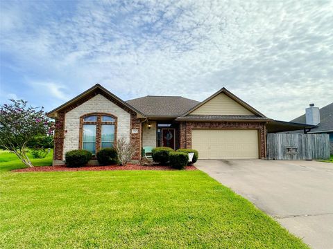 Photo of 200 Washington Avenue, Clute, TX 77531 (MLS # 59216816)