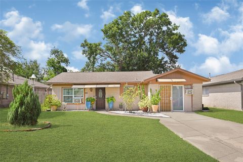 Photo of 4930 Teton Street, Houston, TX 77033 (MLS # 51640387)