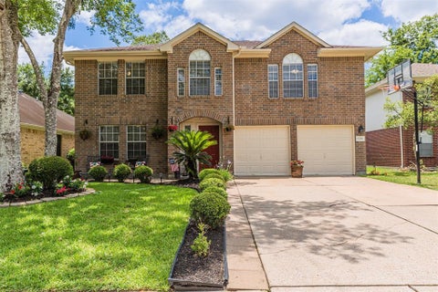 Homes For Sale - 17106 Summer Hollow Drive<br/> Sugar Land, TX 77498