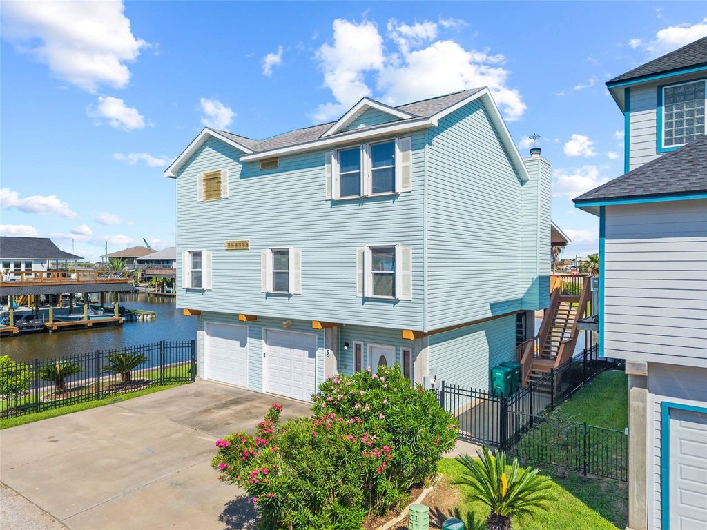 Photo of 5 S Pintail Street, La Marque, TX 77568 (MLS # 72224350)