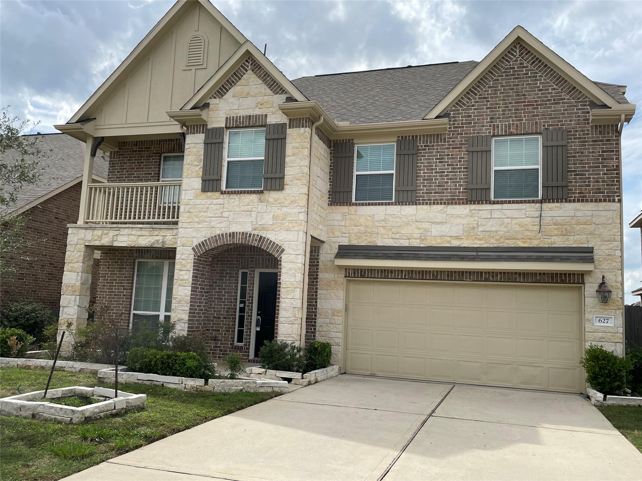 627 Oak Circle Drive E