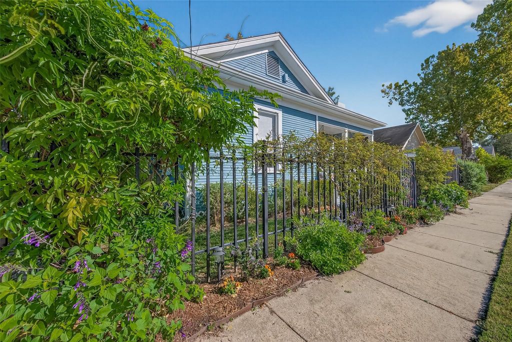 Photo of 1122 Louise Street, Houston, TX 77009 (MLS # 66797374)