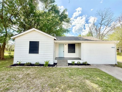 Photo of 832 S Anderson Street, Angleton, TX 77515 (MLS # 22207590)