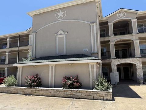 Condo For Rent - 7039 Kingston Cove Lane #303<br/> Willis, TX 77318